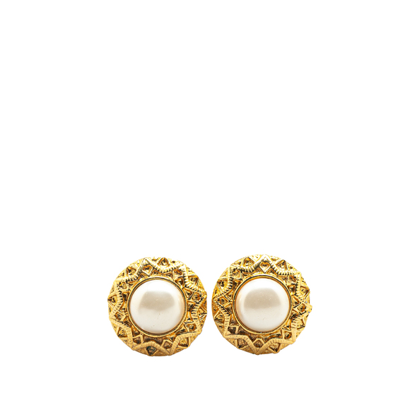 Pre-Loved Chanel Gold Plated Faux Pearl Round Clip on Earrings - Picture 1 of 3